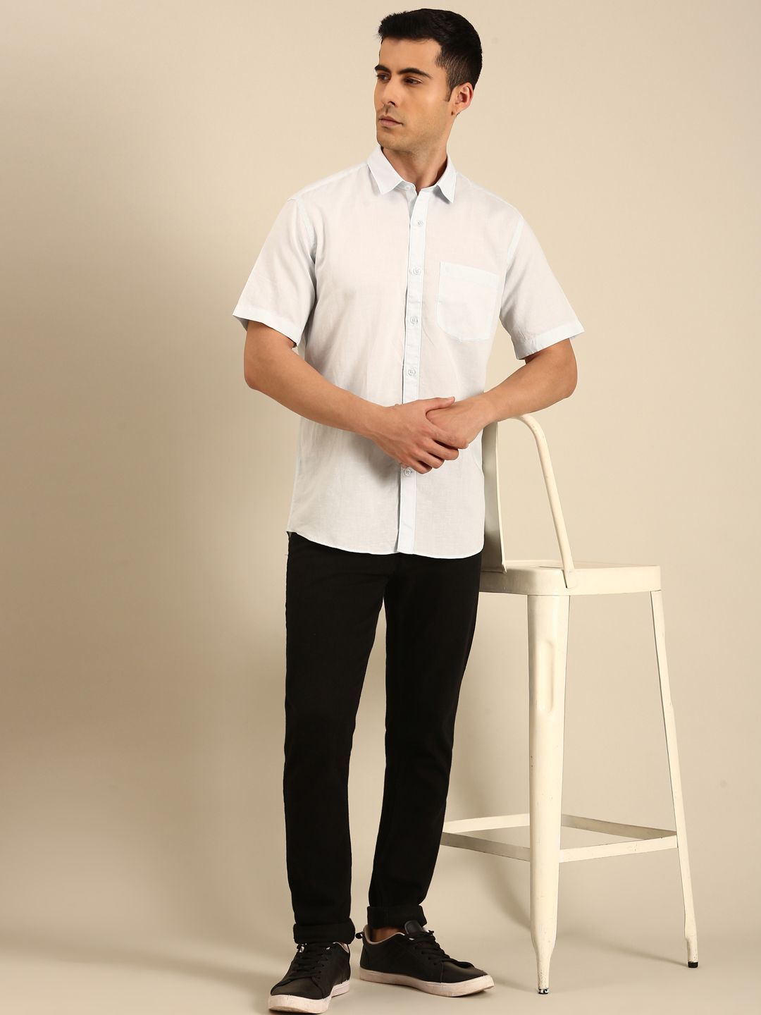 CAVALLO by Linen Club Men's Linen Blend Ice Blue Solid Contemporary Fit Half Sleeves Casual Shirt