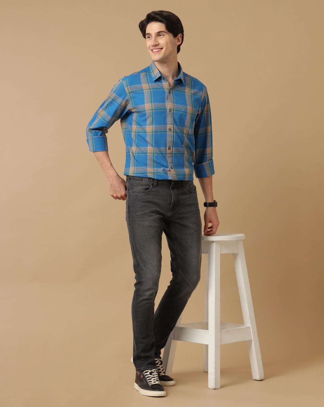 Men's Blended Linen Blue Checked Contemporary Fit Full Sleeve Casual Shirt