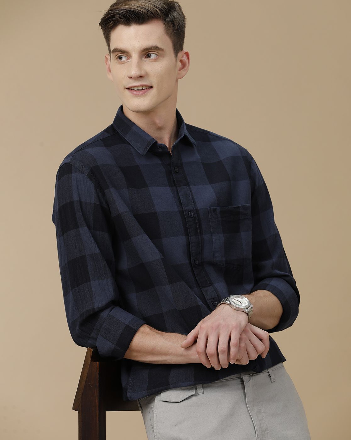Men's Blended Linen Navy Blue Checked Contemporary Fit Full Sleeve Casual Shirt