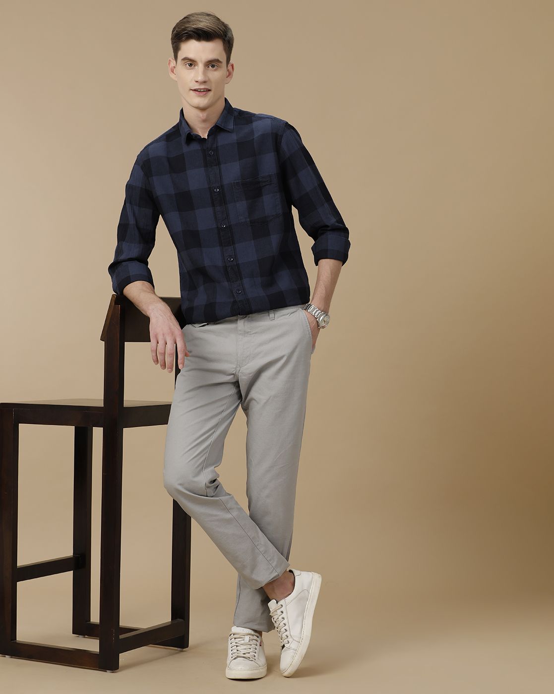 Men's Blended Linen Navy Blue Checked Contemporary Fit Full Sleeve Casual Shirt
