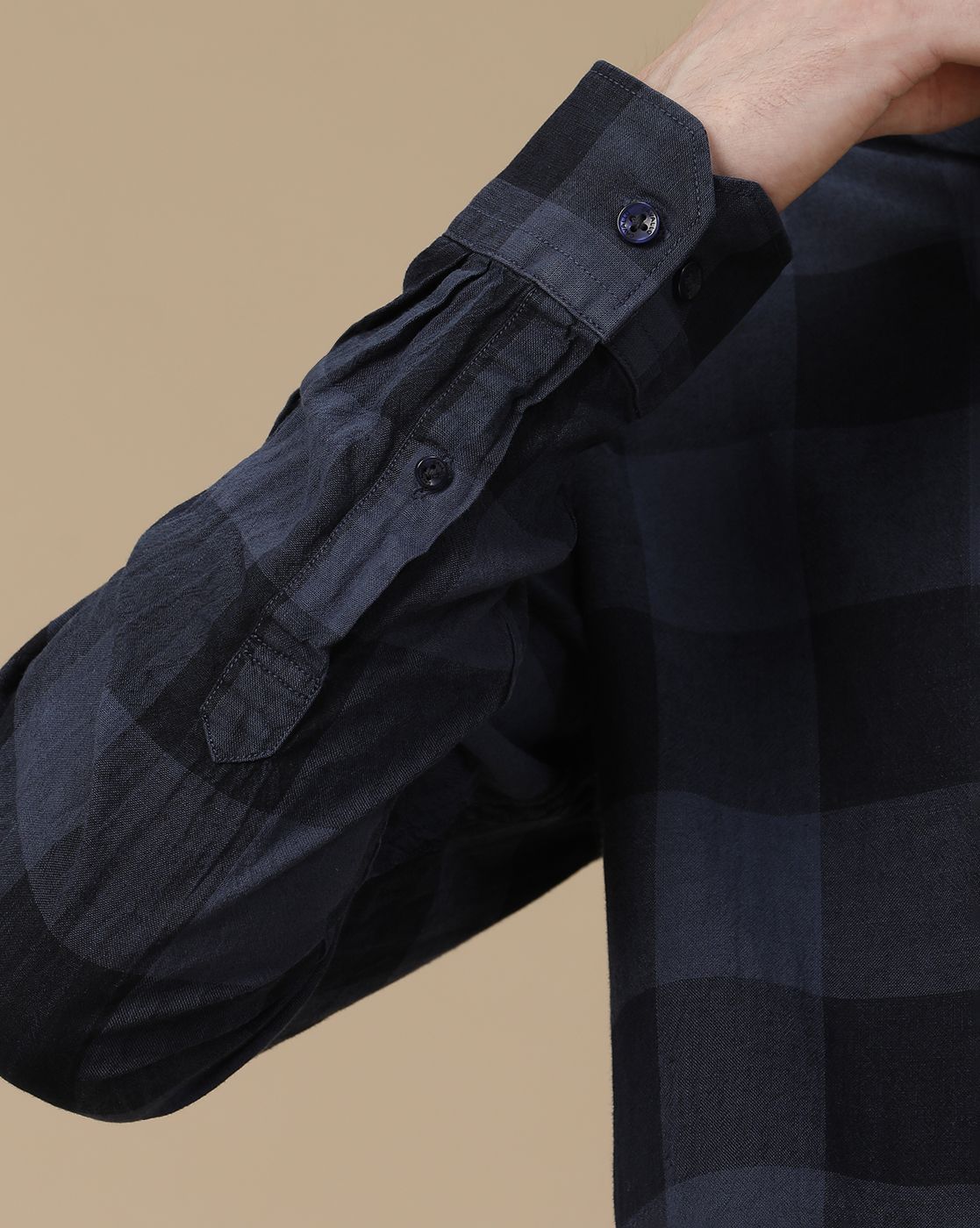 Men's Blended Linen Navy Blue Checked Contemporary Fit Full Sleeve Casual Shirt