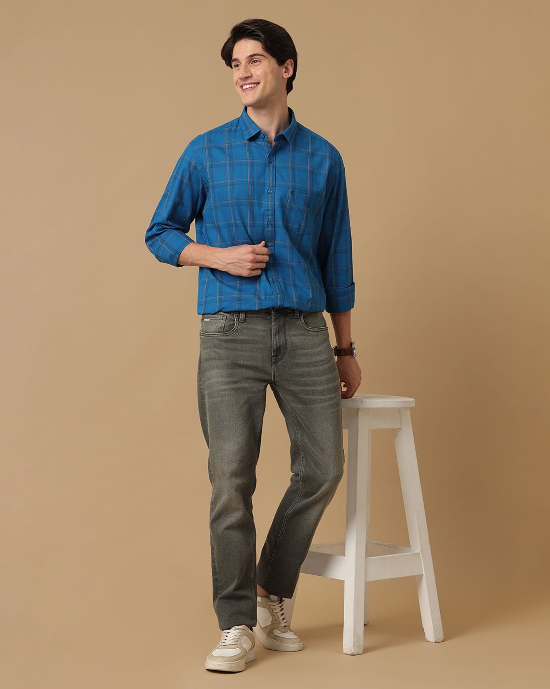 Men's Blended Linen Blue Checked Contemporary Fit Full Sleeve Casual Shirt