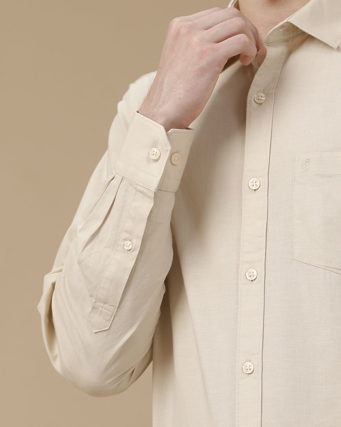 Men's Blended Linen Beige Solid Contemporary Fit Full Sleeve Casual Shirt