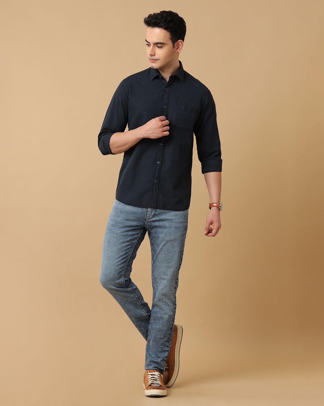 Men's Blended Linen Navy Solid Contemporary Fit Full Sleeve Casual Shirt