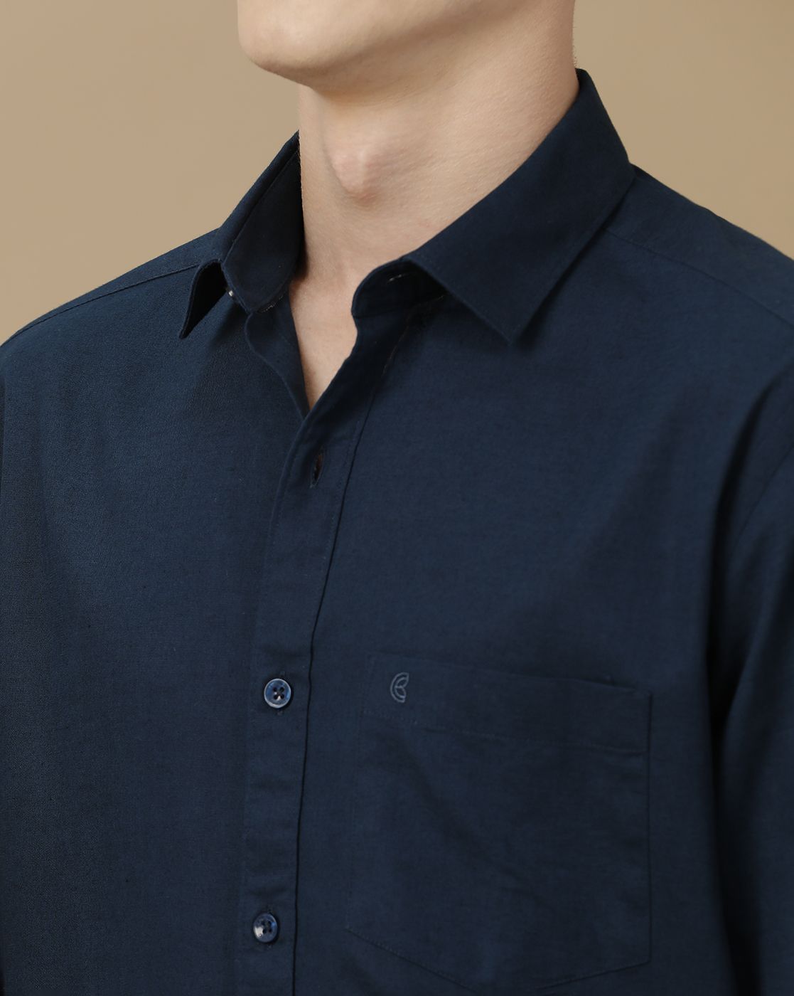 Men's Blended Linen Navy Blue Solid Contemporary Fit Full Sleeve Casual Shirt