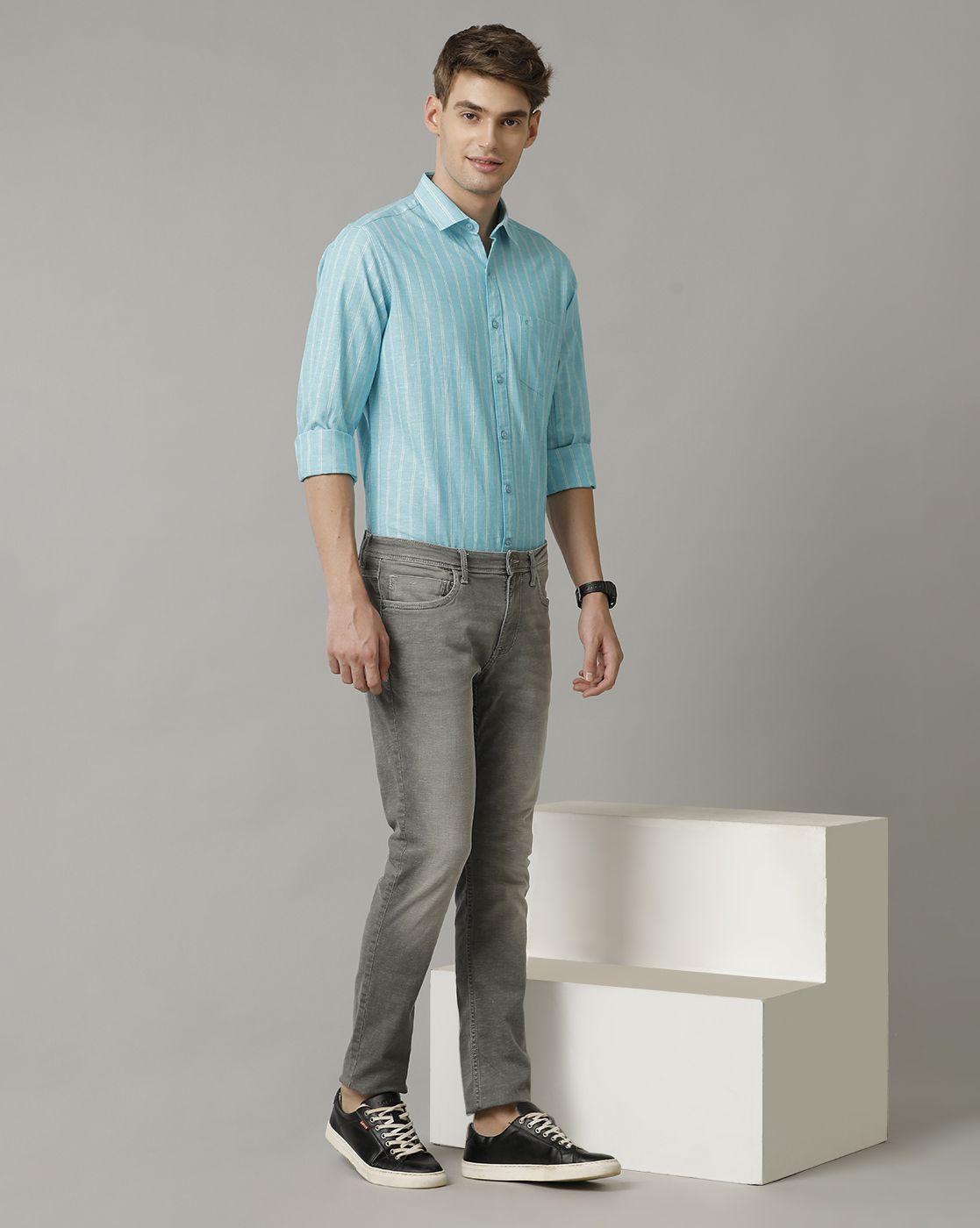 Men's Blended Linen Turquoise Blue Striped Contemporary Fit Full Sleeve Casual Shirt