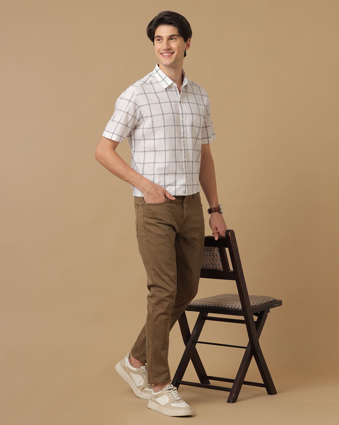 Men's Blended Linen White Checked Contemporary Fit Half Sleeve Casual Shirt