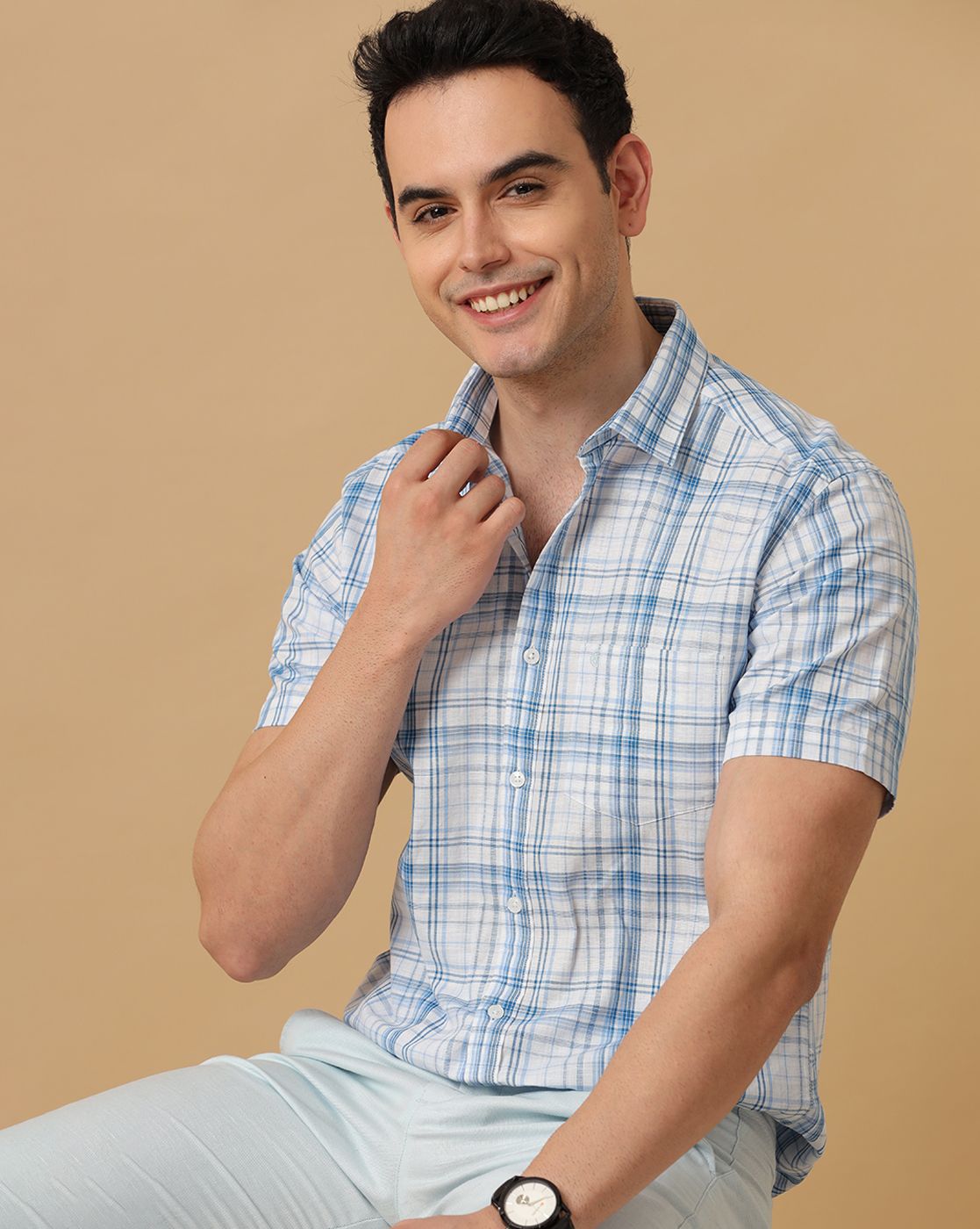 Men's Blended Linen Blue Checked Contemporary Fit Half Sleeve Casual Shirt