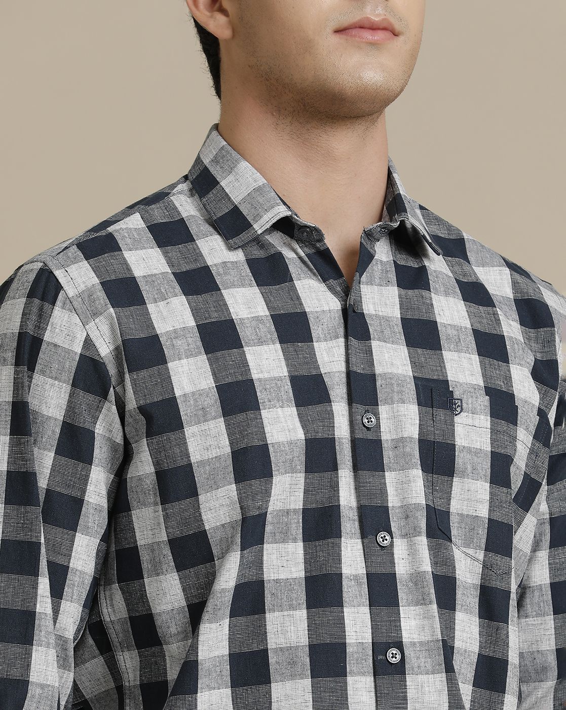 Men's Pure Linen Black Checked Contemporary Fit Full Sleeve Sleeve Casual Shirt