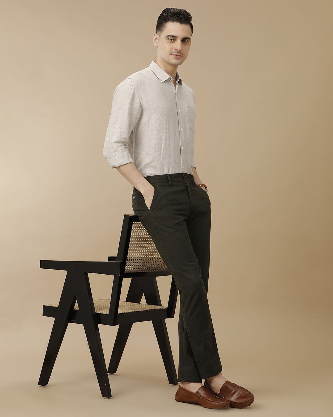 Men's Pure Linen Beige Solid Contemporary Fit Full Sleeve Casual Shirt