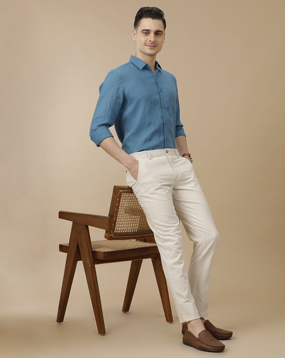 Men's Pure Linen Blue Solid Contemporary Fit Full Sleeve Casual Shirt