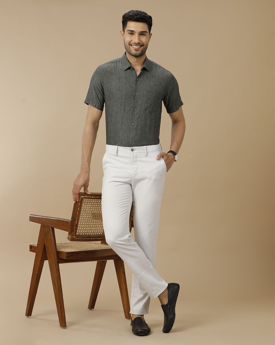 Men's Pure Linen Green Solid Contemporary Fit Half Sleeve Casual Shirt