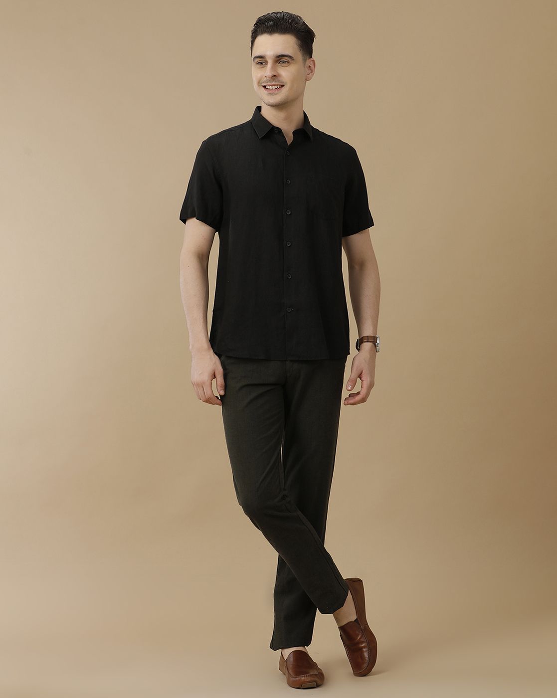 Men's Pure Linen Black Solid Contemporary Fit Half Sleeve Casual Shirt