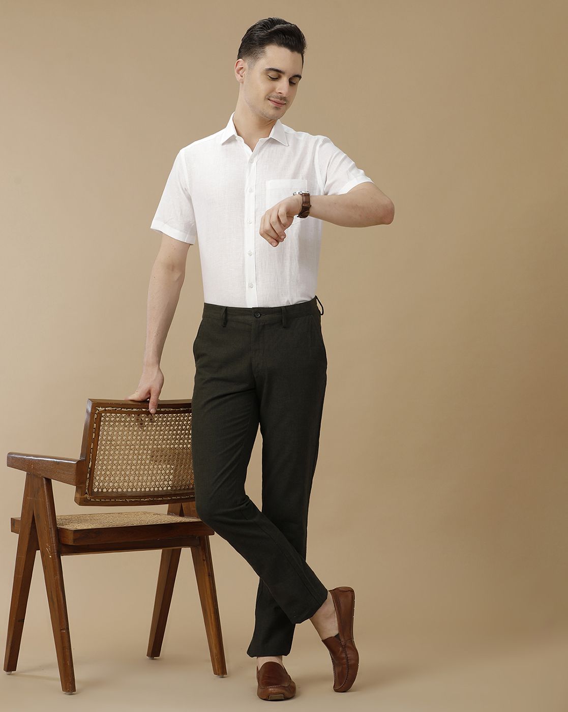 Men's Pure Linen White Solid Contemporary Fit Half Sleeve Casual Shirt