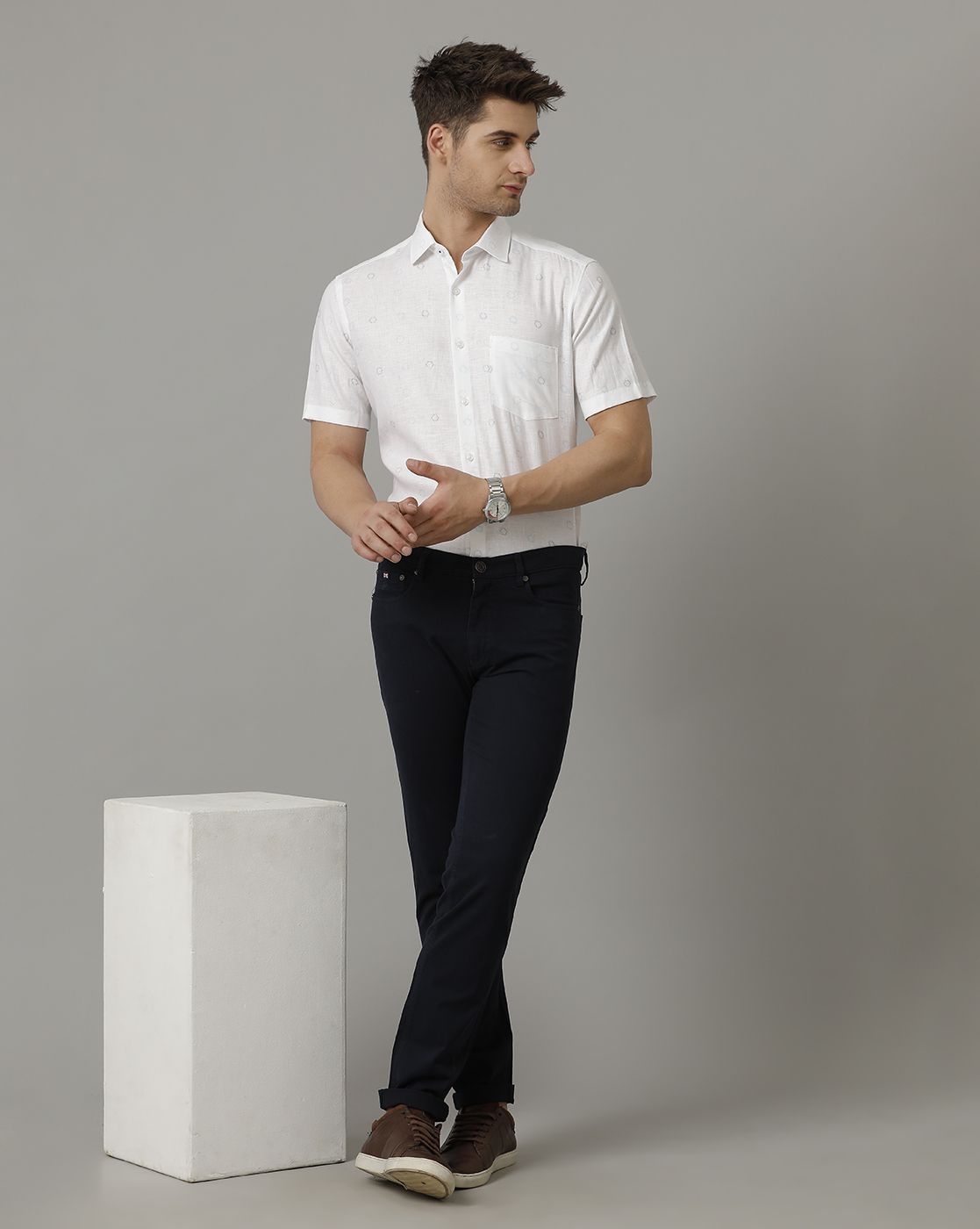 Men's Pure Linen White Printed Contemporary Fit Half Sleeve Sleeve Casual Shirt